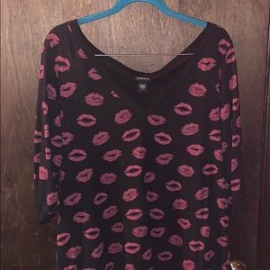 Black kiss shirt